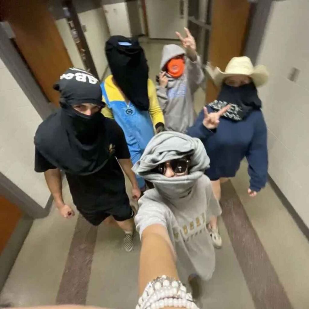 Friends group photo DP 